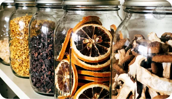 przechowywanie suszonej żywności w słoikach